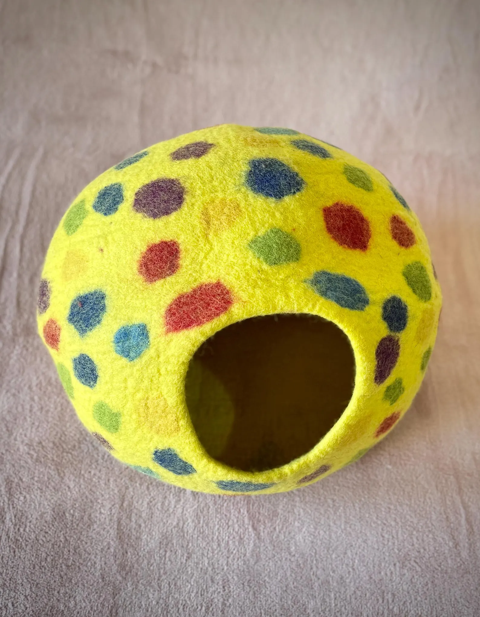 Handmade Felted Wool Cat Cave: Modern Cat House (42cm) - Image 3